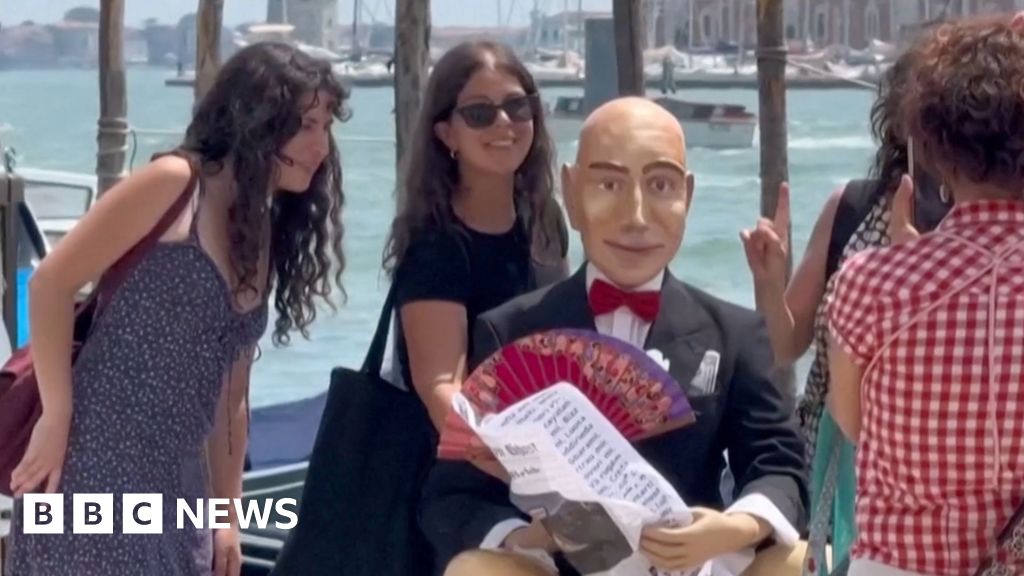 Os manequins satíricos de bezos aparecem em Veneza antes do casamento