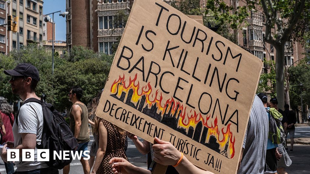Os manifestantes e residentes empurrando de volta no turismo em Barcelona