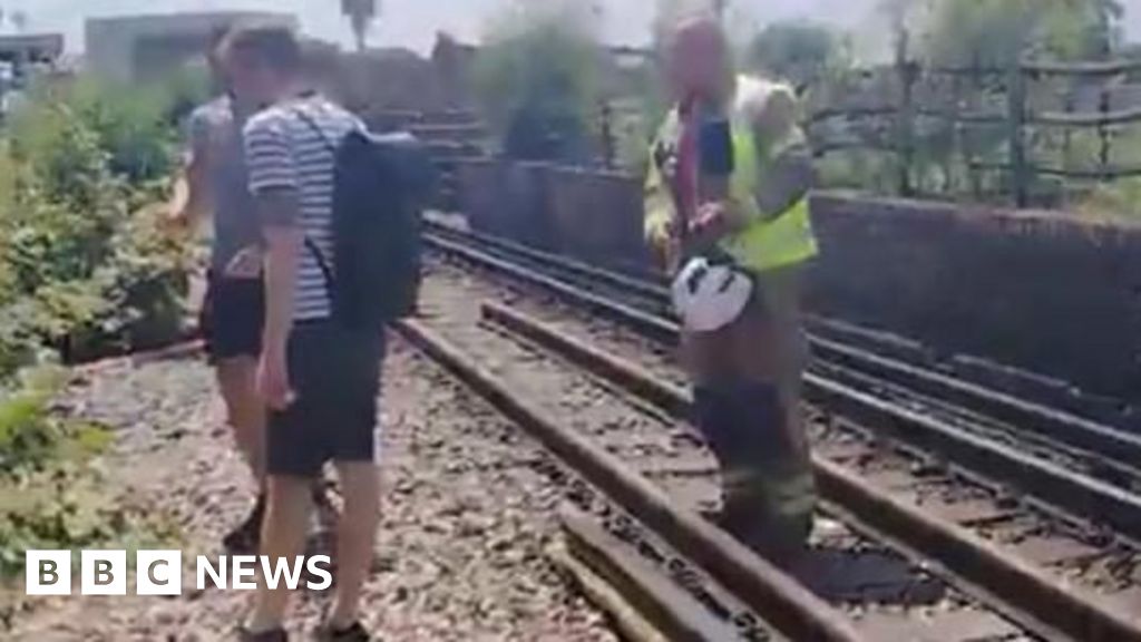 Os passageiros evacuaram dos trens em Londres à medida que as temperaturas voam