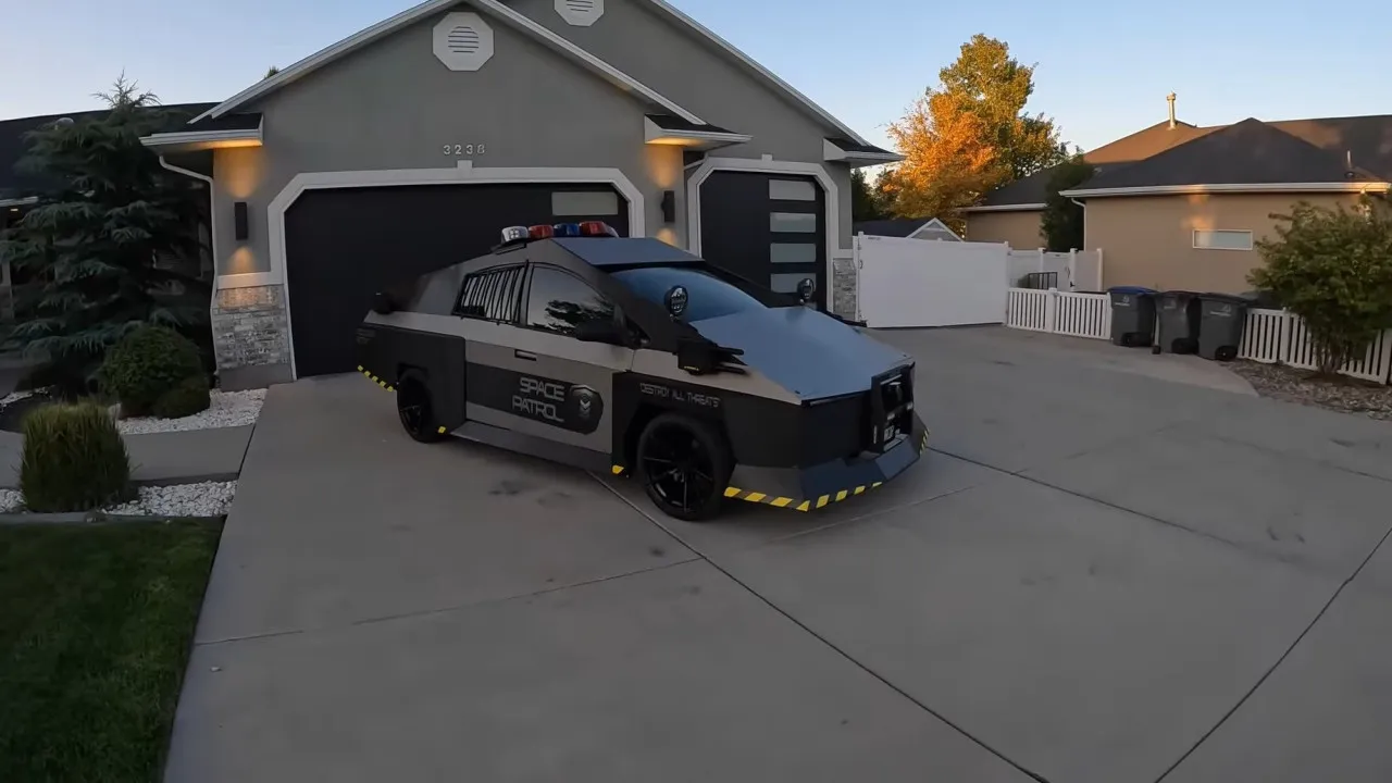 Parece um Tesla Cybertruck, mas é um Toyota Prius. Eis o 'Cybercop'