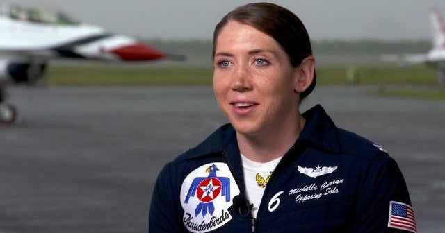 Piloto do Thunderbird feminino inspirando outras pessoas a