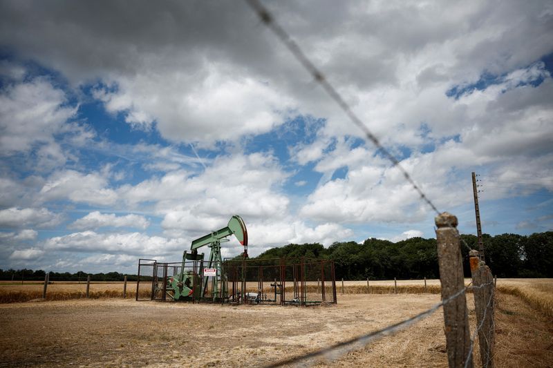 Preços do petróleo sobem quase 3% com escalada do conflito Israel-Irã; resposta dos EUA segue incerta