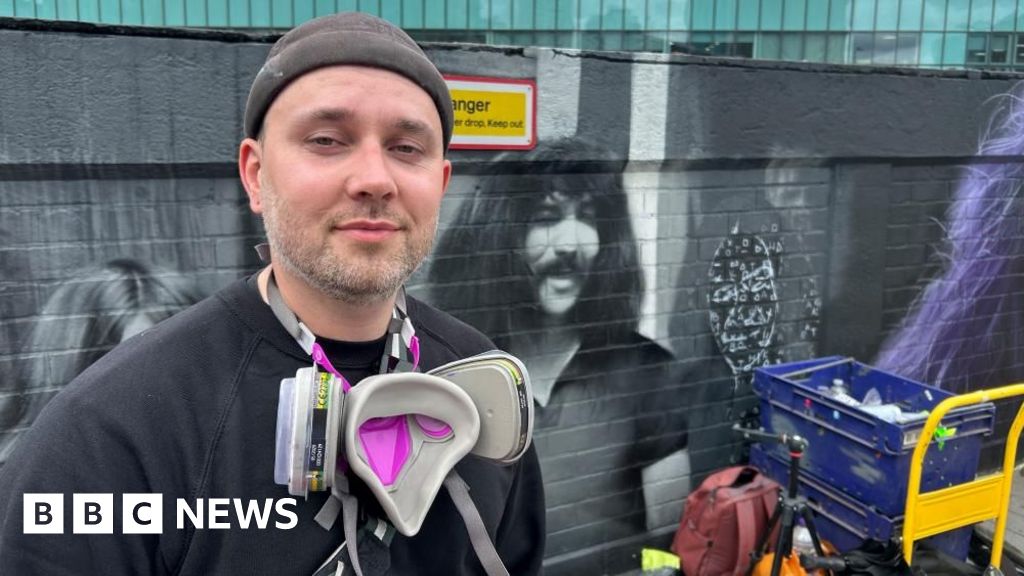Presente surpresa para o artista como Black Sabbath Visite Birmingham Mural