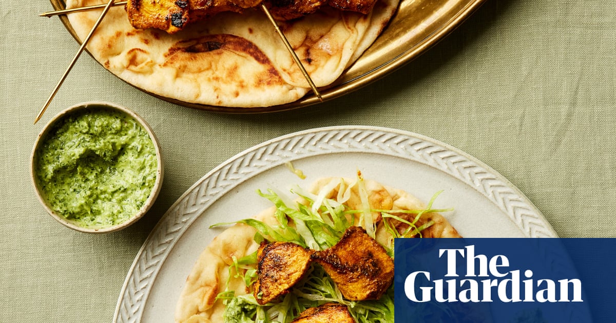 Receita rápida e fácil de Rukmini Iyer para espetos de frango tandoori com chutney de coentro | Frango