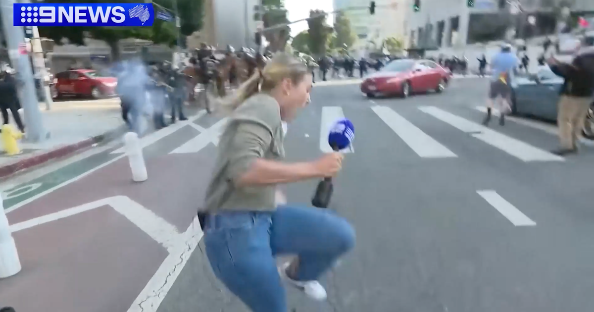 Repórter australiano cobrindo o protesto de imigração de Los Angeles ...