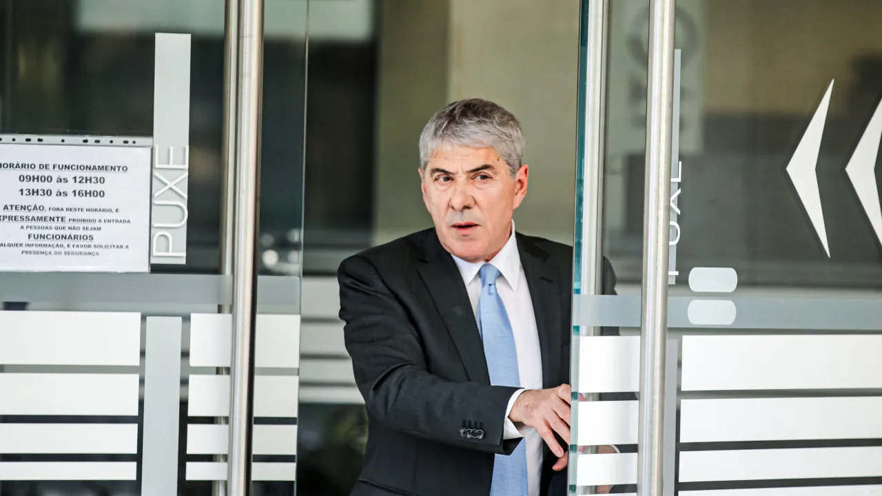 Sécrates critica europa pelo "patético Espetácula de vassalagem" um trunfo