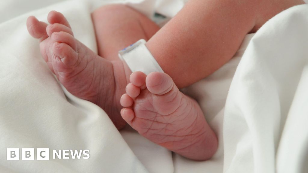 Serviços de maternidade de Leeds agora 'inadequados' depois que os inspetores agem sobre as preocupações dos pais