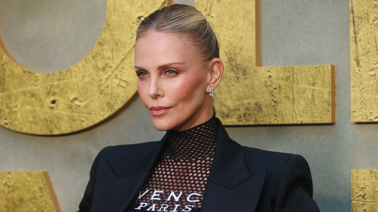 Solteira, Charlize Theron odiou app de namoro e explica porquê