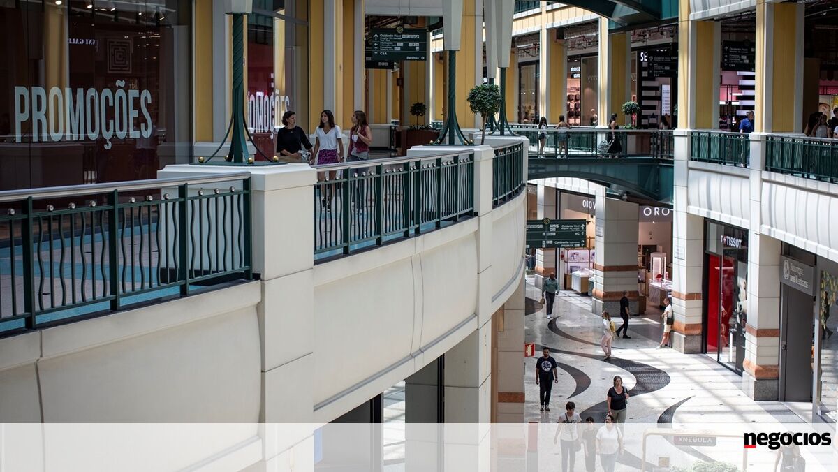 Superfícios do Eneramento da Grandes aos Domingos e Feriados Chumbado Pela Ar - Empresas