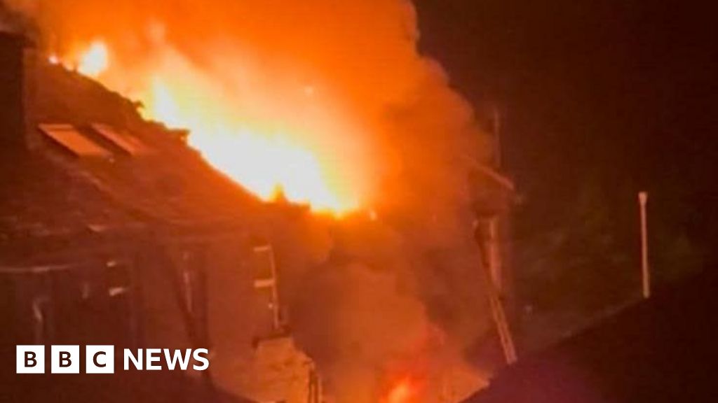 Três no hospital após explosão e fogo em Halifax
