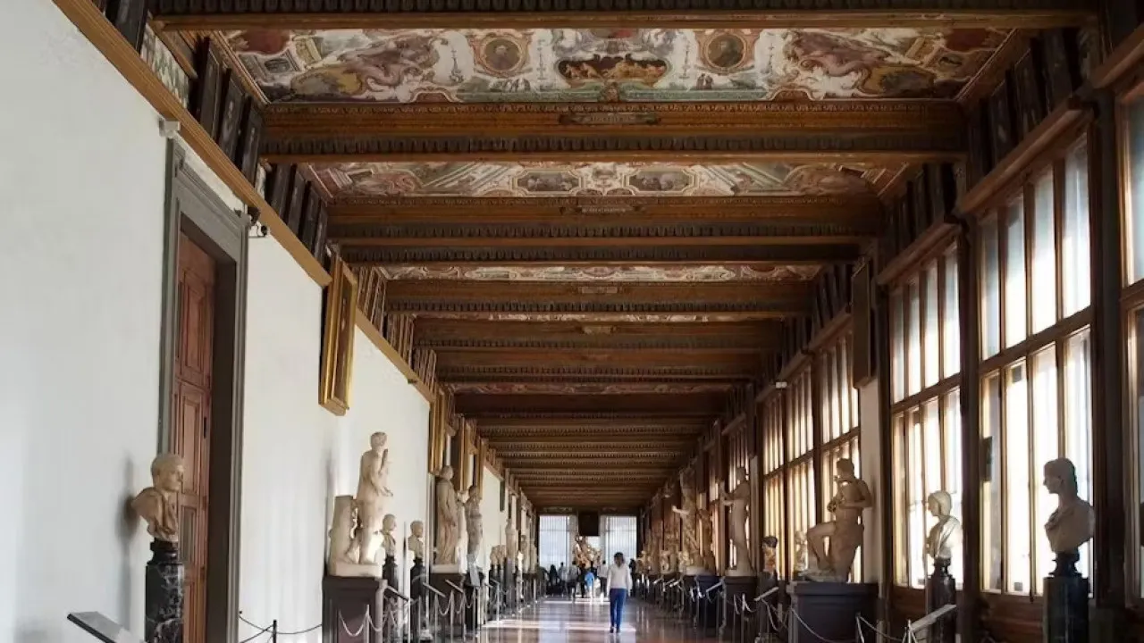 Turista Rasgou Quadro Das Galerias Uffizi Ao Tontar Tirar 'Selfie'