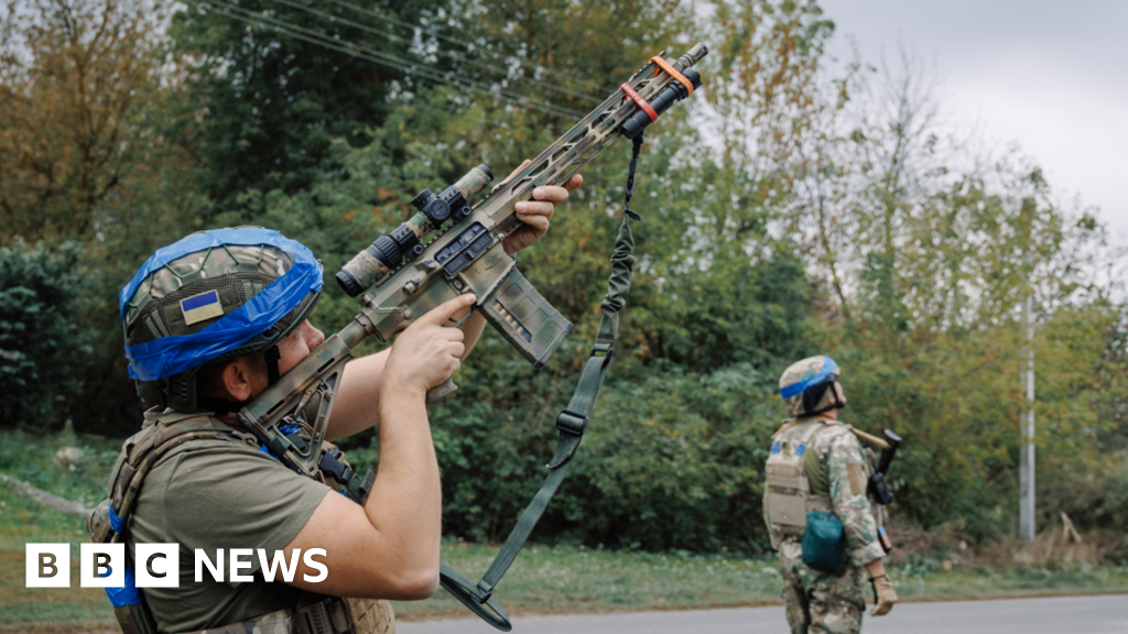 Ucrânia ainda mantém terreno dentro da Rússia Kursk, diz o comandante