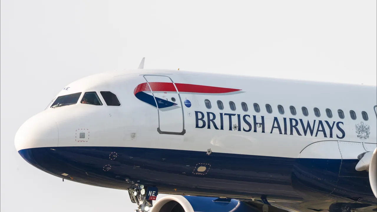 Uma letra trocada Pôs Tripulação da British Airways em Hotel de 'Bondage'