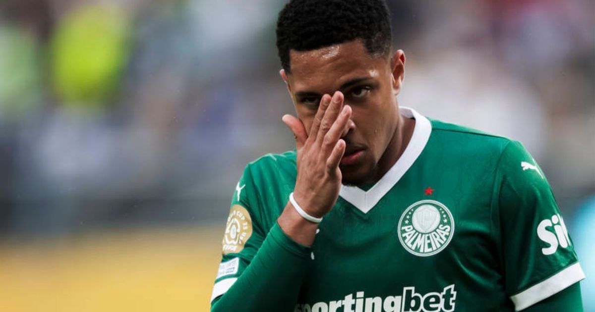 Vitor Roque Tenta Cavar pênalti, é substituto e torcida não perdoa: "vergonhoso"