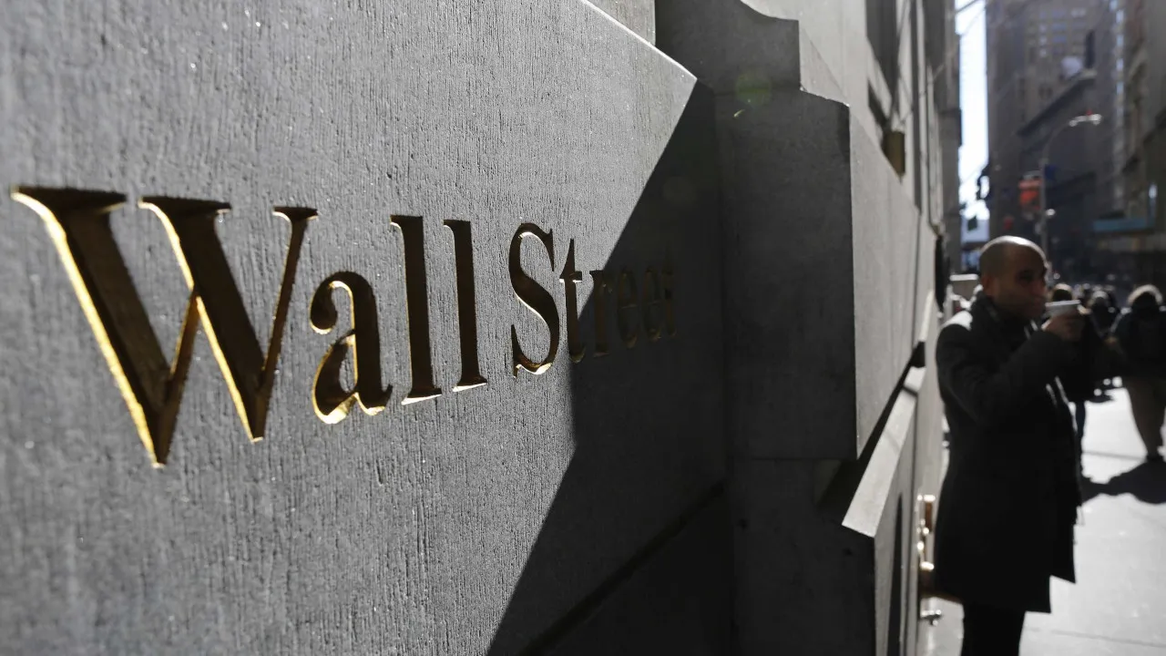 Wall Street baixa avessa ao risco perante incertezas económicas