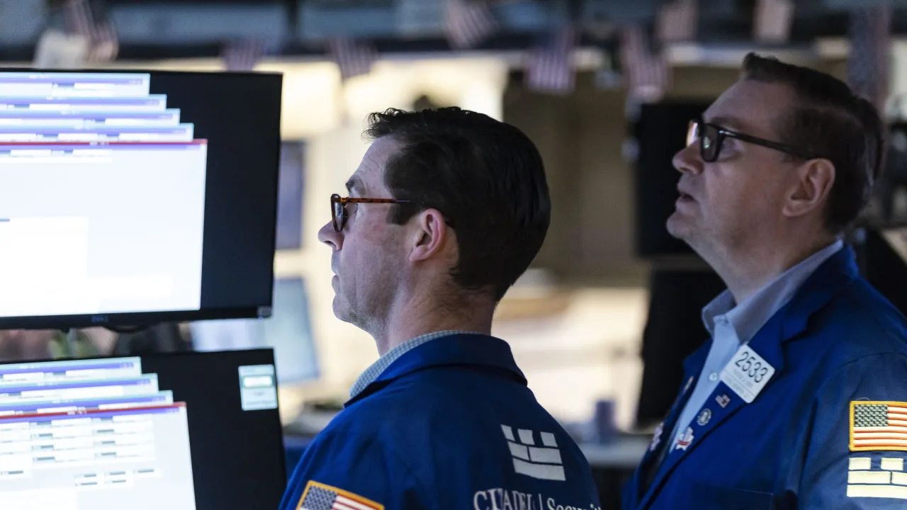 Wall Street fecha em alta graças a ataque fraco do Irão a base dos EUA