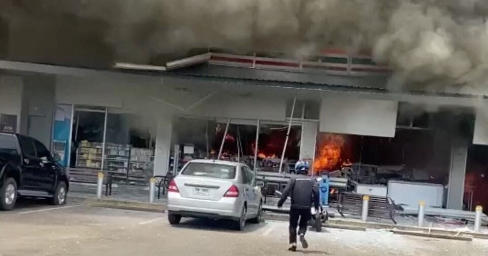 A Tailândia e as forças do Camboja se chocam ao longo da fronteira, com tailandês J ...