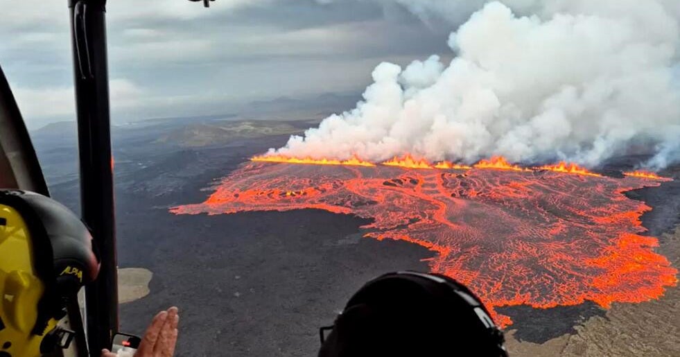 A erupção vulcânica na Islândia força os turistas a evacuar Blu ...