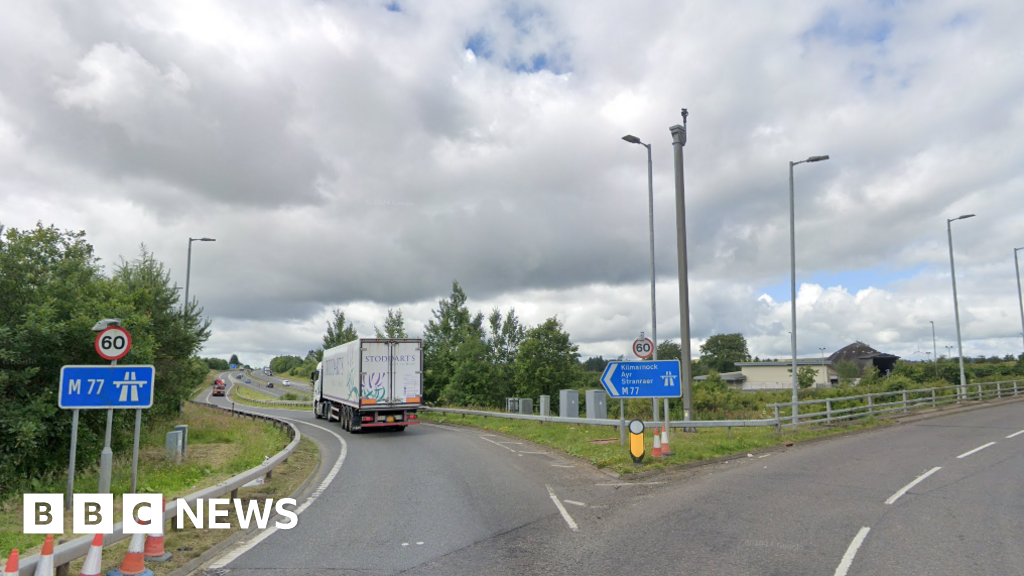 A rodovia M77 fechou após um acidente de um carro perto de Newton Mearns