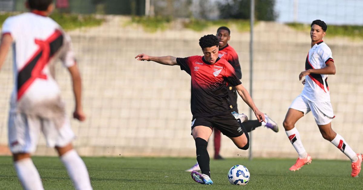 ATHLETICO MARCA GOLAÇO COM FILHO DO EX-ZAGUEIRO NEM E VAI ENFRENTAR O VASCO NAS QUARTAS