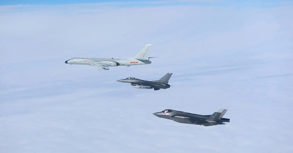 Aeronaves russas manchadas e rastreadas voando perto do Alasca Agai ...