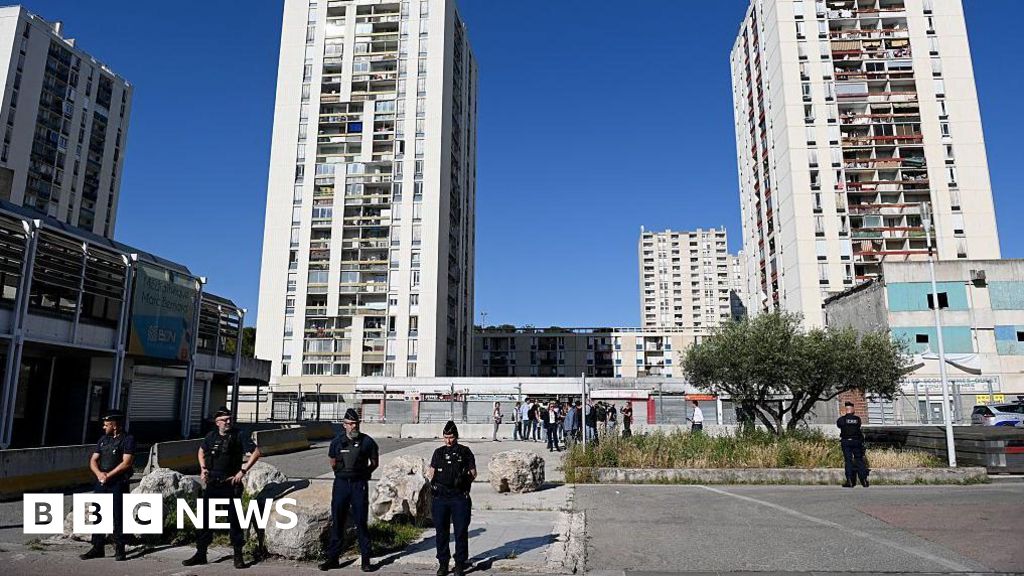 As cidades francesas defendem o toque de recolher em crianças após a violência das drogas