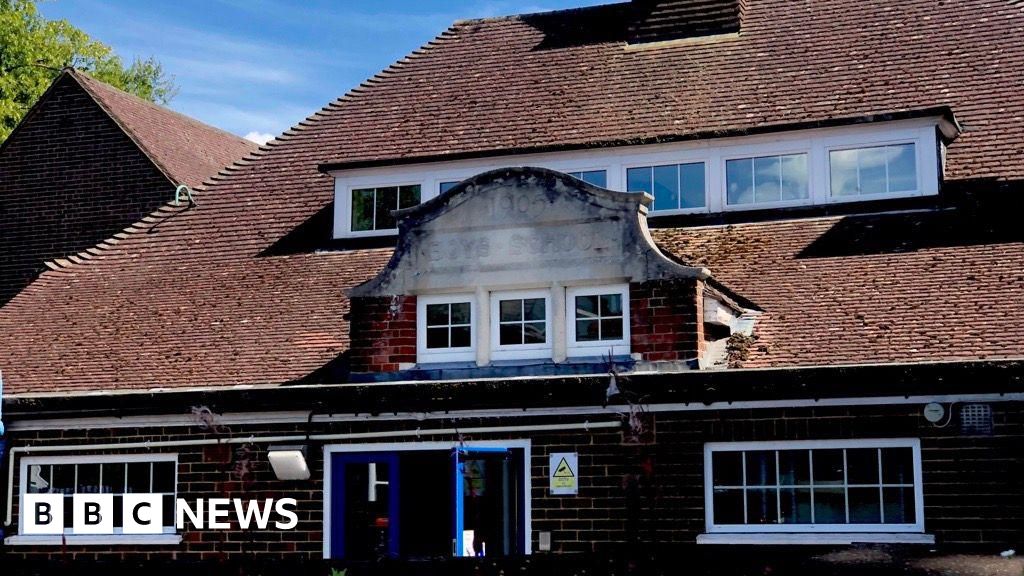As escolas de Surrey ainda para tomar uma decisão em um período de duas semanas