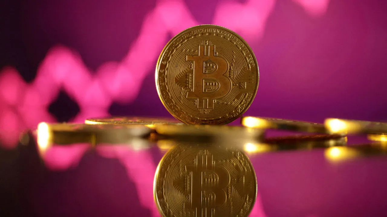 Bitcoin atinge novo máximo histórico de mais de 117 mil dólares