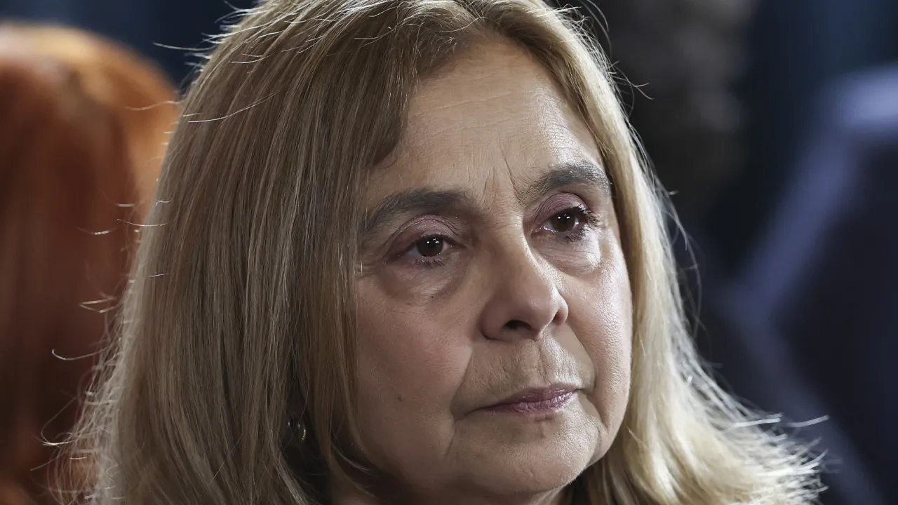 CAOS NA SAUDE E MINISTRA DE "CONSCIÊNCIA TRANQUILA". "Não fugirei"