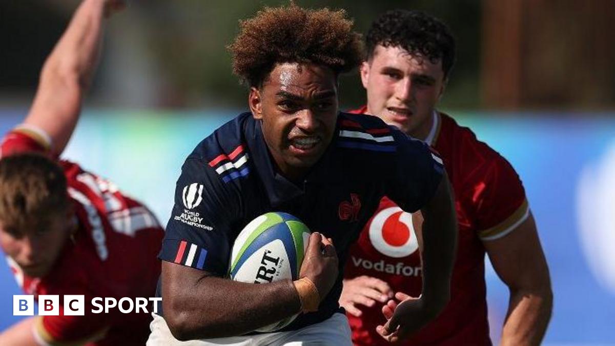 Simeli Daunivucu of France breaks away for a try