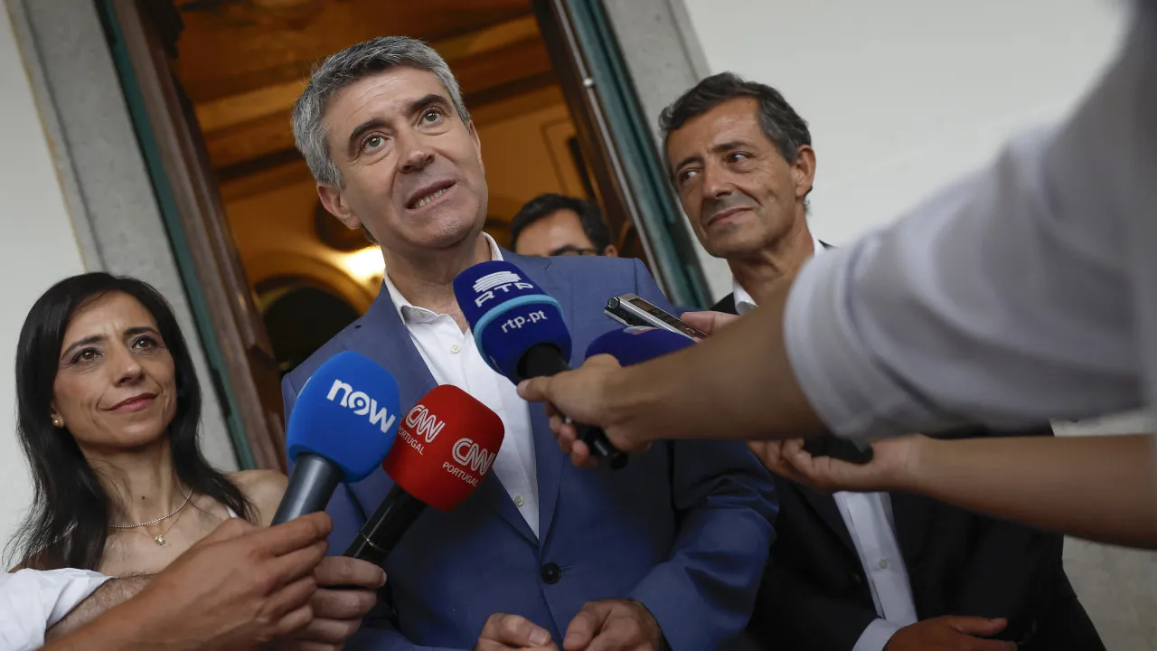 Carneiro Acusa Governo de Ter Ido para "OS Braçoos Da Extma-Direita"