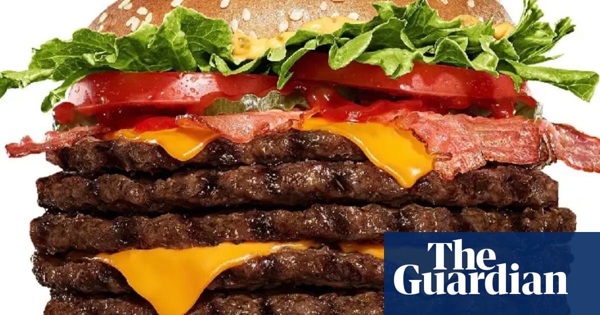 Cinco rissóis de carne, quatro fatias de queijo, bacon, alface, tomate… O sumô de um hambúrguer do Burger King entra no anel | Comida