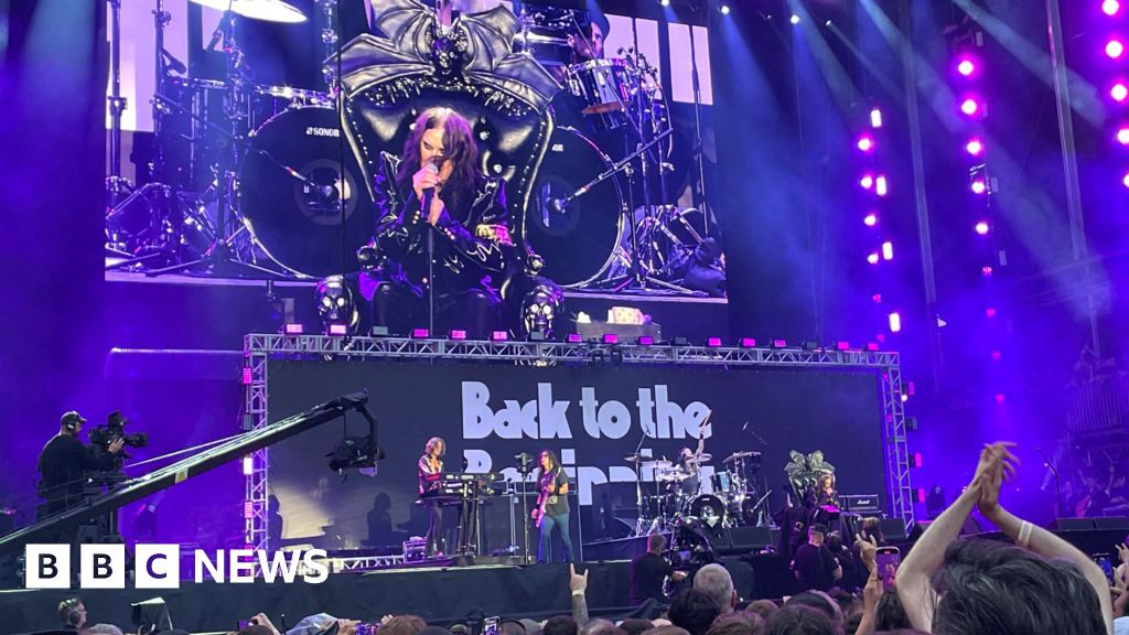 Colegas de banda e fãs prestam homenagem a Black Sabbath Singer