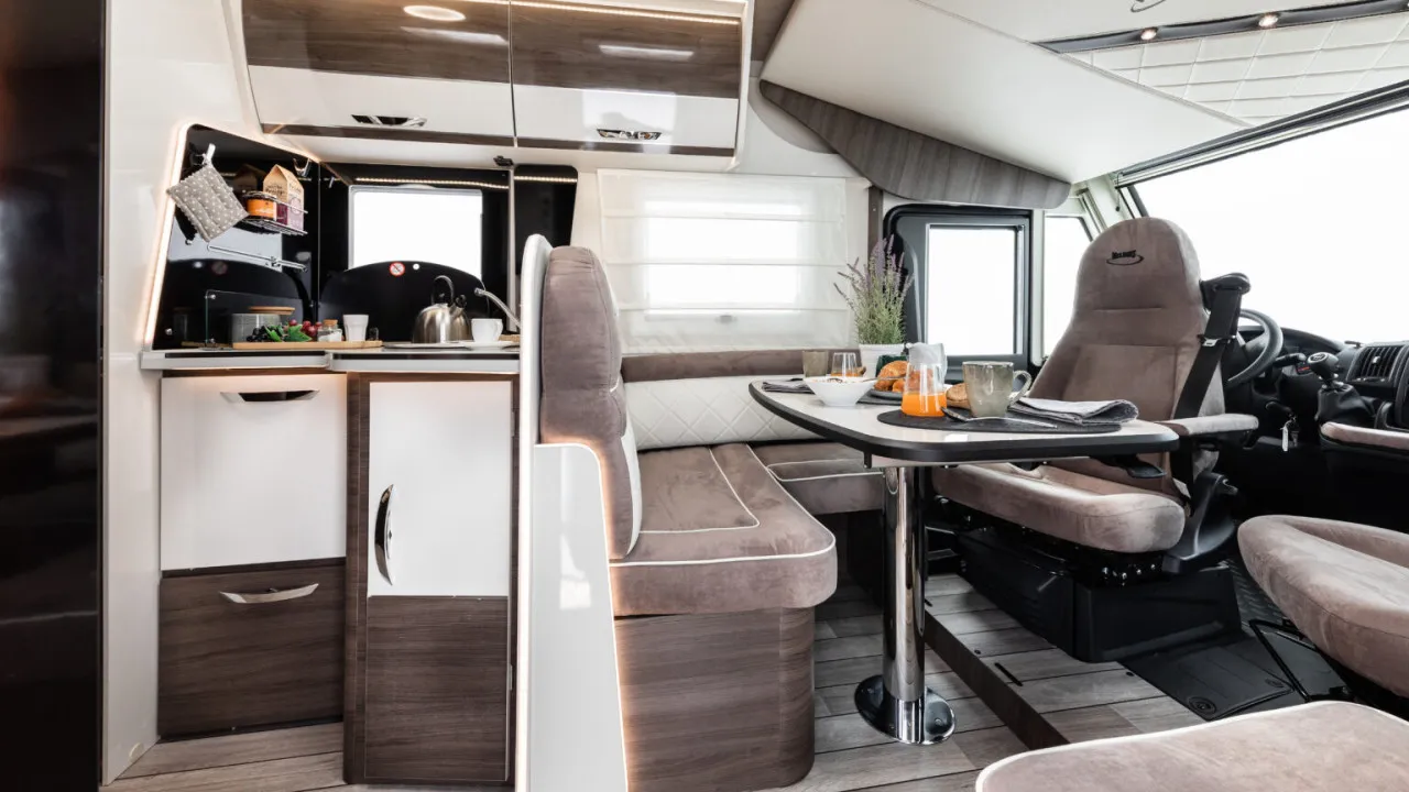 Da cozinha ao WC, impera o luxo. Esta autocaravana está a dar que falar
