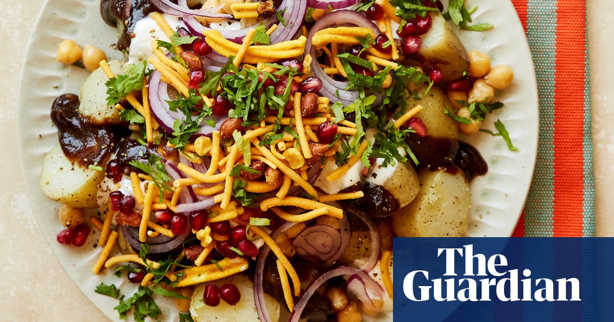 De chaat crocante e iogurte a manteiga de amendoim picante: receitas de Ravinder Bhogal para saladas alternativas de batata | Comida e bebida de verão