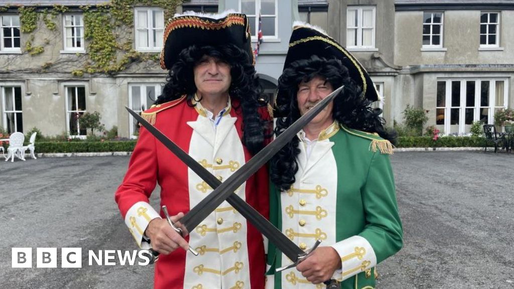 Dezenas de milhares participam da Scarva Parade e Sham Fight