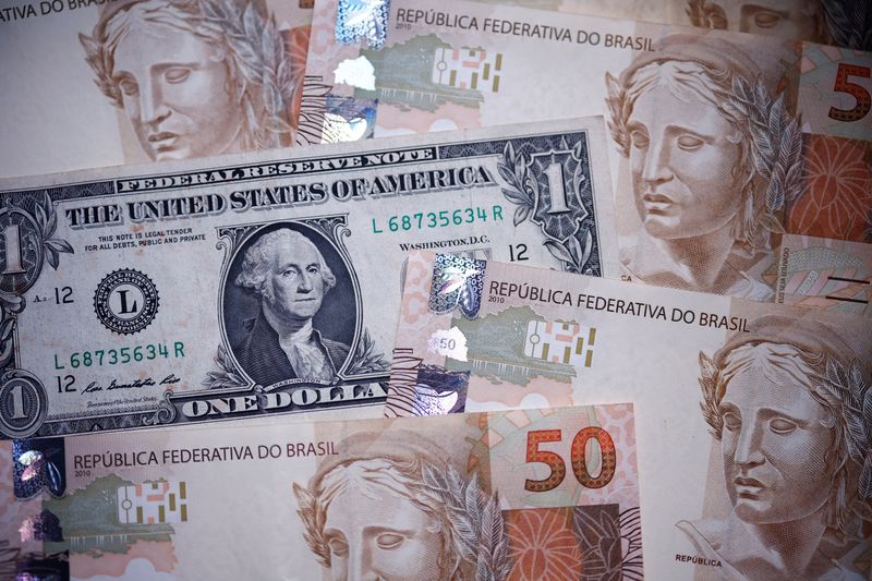 Dólar completa 5ª semana consecutiva de queda no Brasil, cotado a R$5,4245