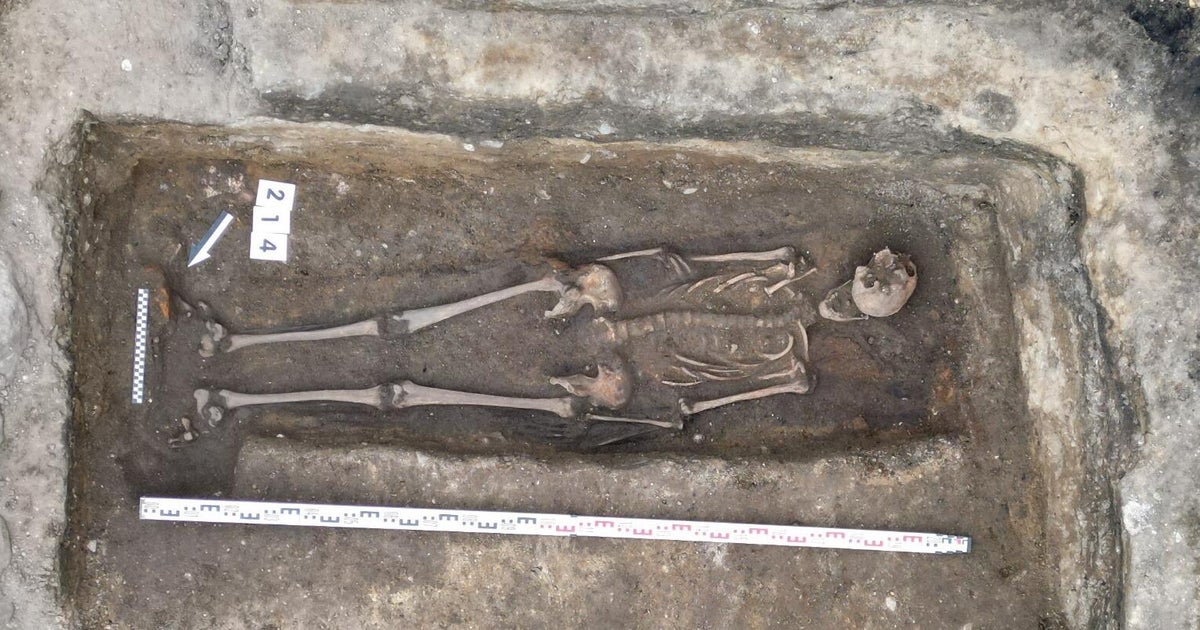 Esqueleto completo do cavaleiro medieval encontrado sob o antigo gelo ...