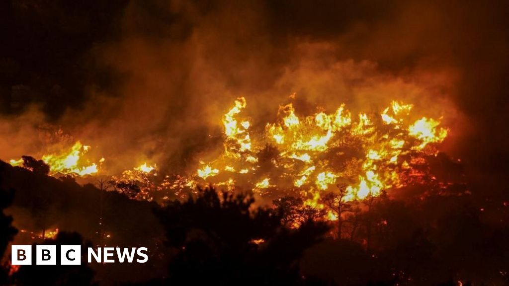 Evacuações em massa como Blaze Rages perto de Ierapetra, Creta