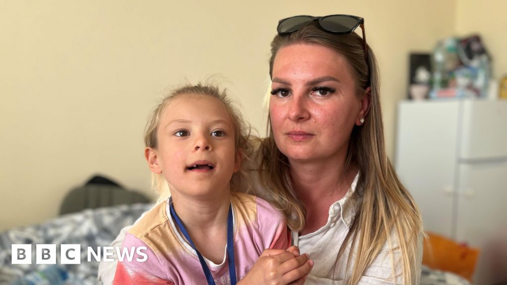 Família despejada lutando com um apartamento impróprio
