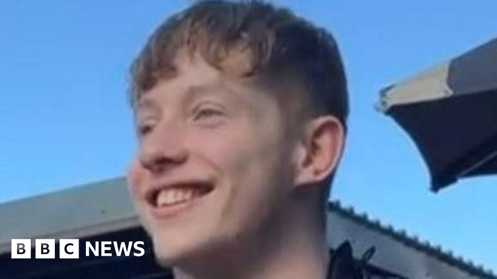 Família 'devastada' pela morte do jovem em Aberdeen