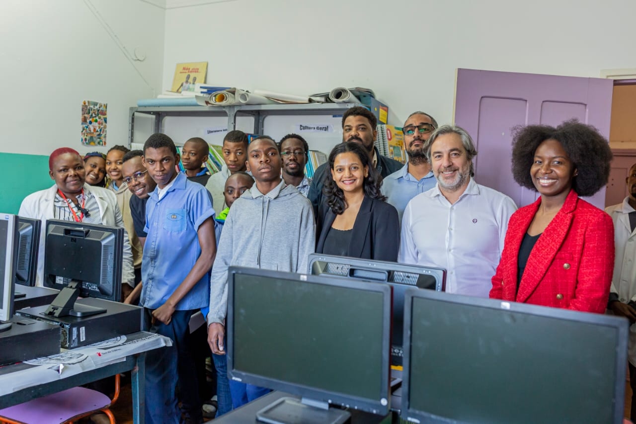Fidelidade Ímpar Doa Computadores à Escola Especial N.º2 • Diário Económico