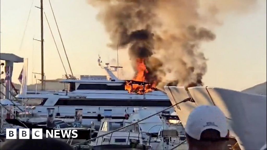 Fumaça de fumaça do Iate de Luxo em St Tropez