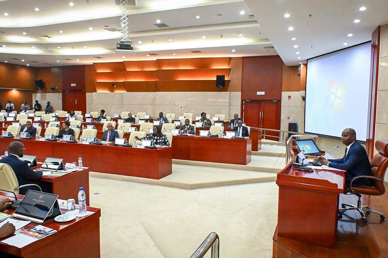 Governo de Moçambique AprovA Regulamento do Sistema de Declaração de Património