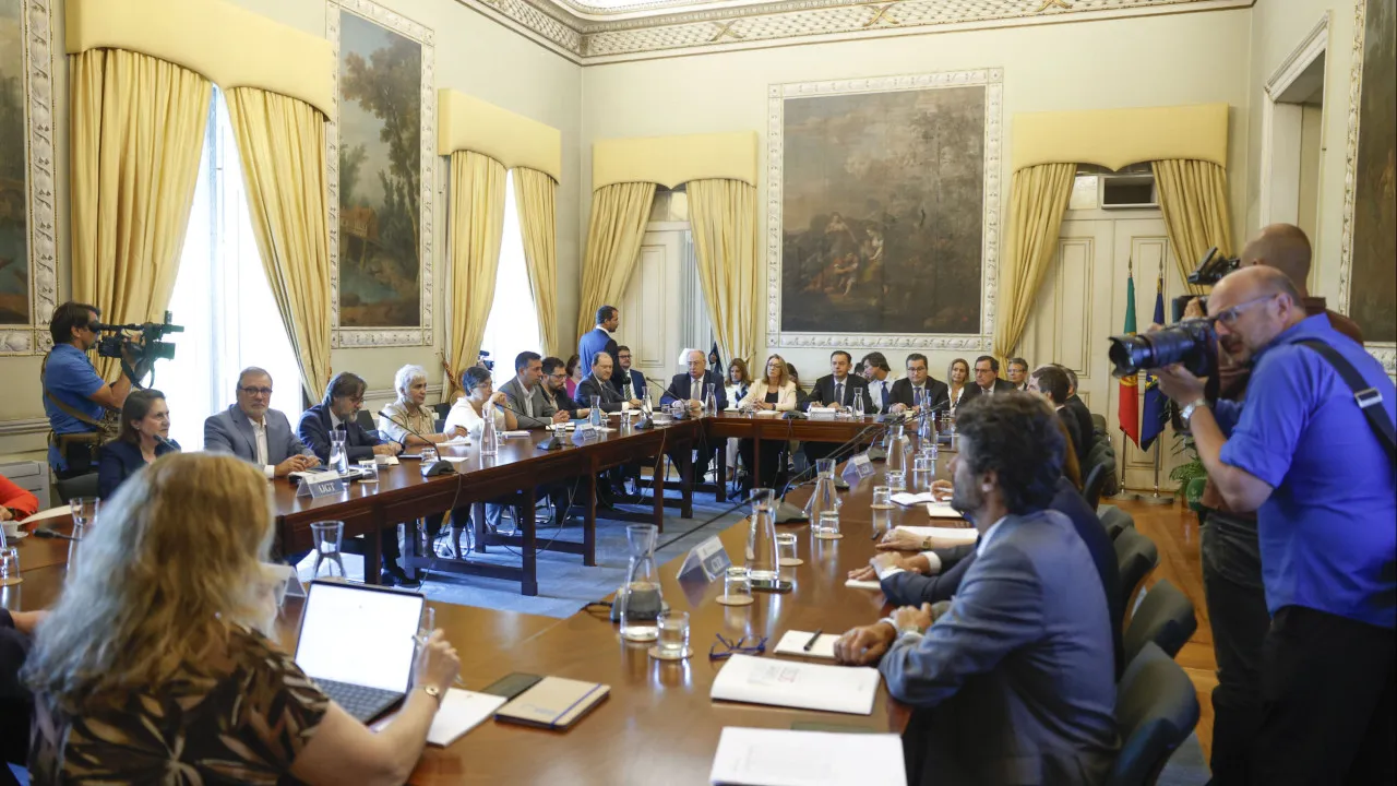Governo reúne-se hoje com parceiros sociais com lei laboral na agenda