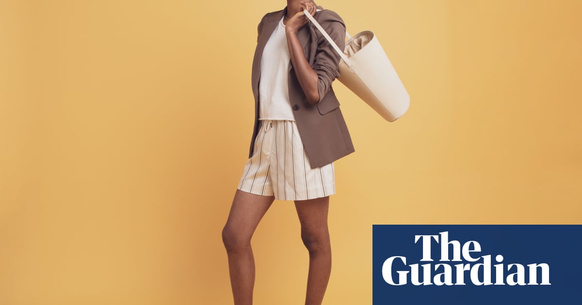 Jess Cartner-Morley na moda: Até o tempo, lantejoulas de lantejoulas! O guarda -roupa de férias é sobre neutros elegantes e suaves agora | Moda