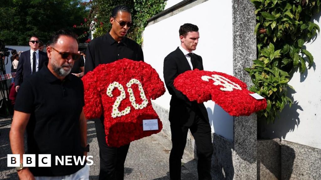 Jogadores de futebol e família deitaram flores no funeral de Diogo Jota e André Silva