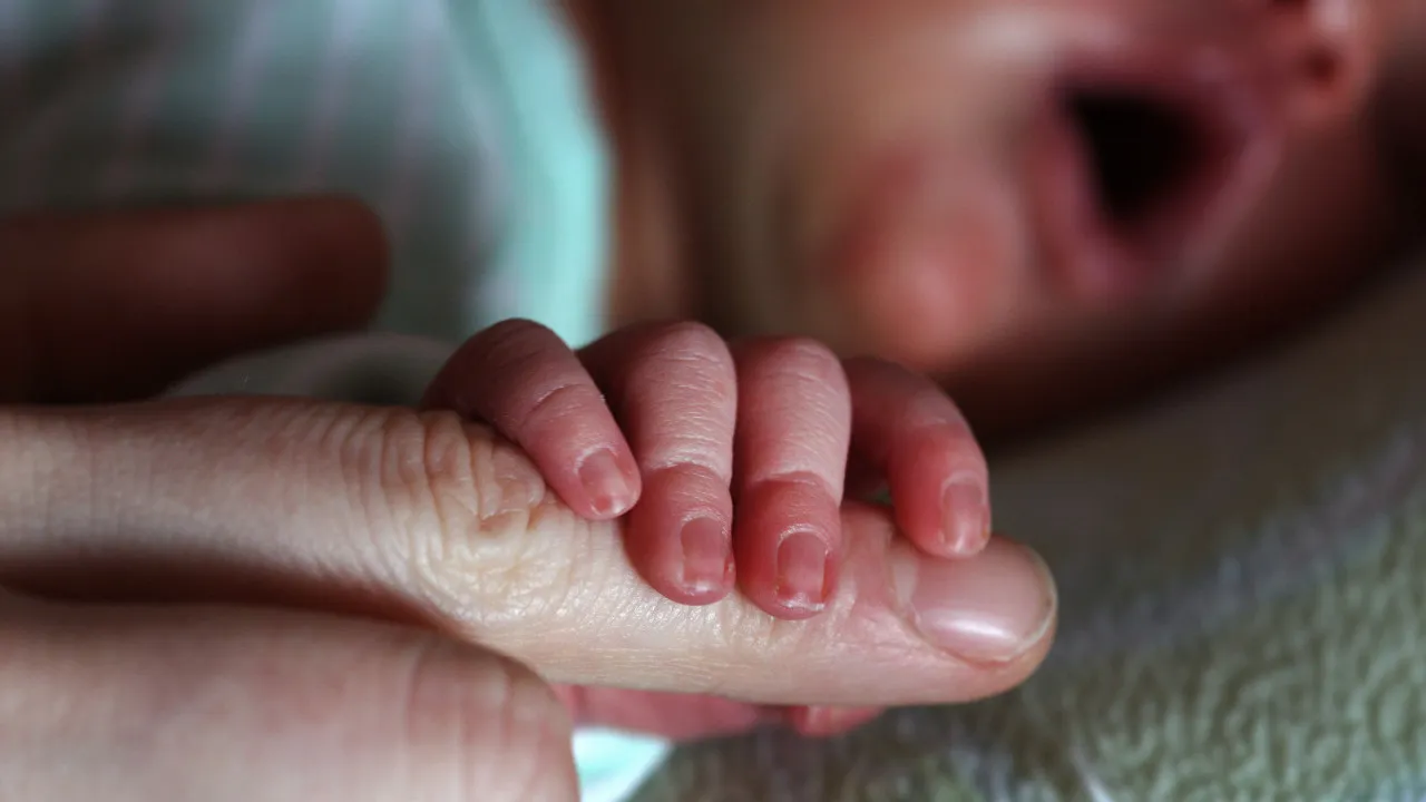Menina de 10 mesas Ganha Micropénis Após Dormir No Peito do Pai