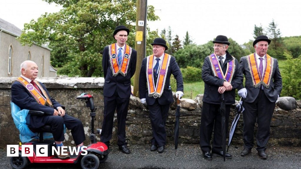 Milhares de participam do Orange Order Parade em Donegal