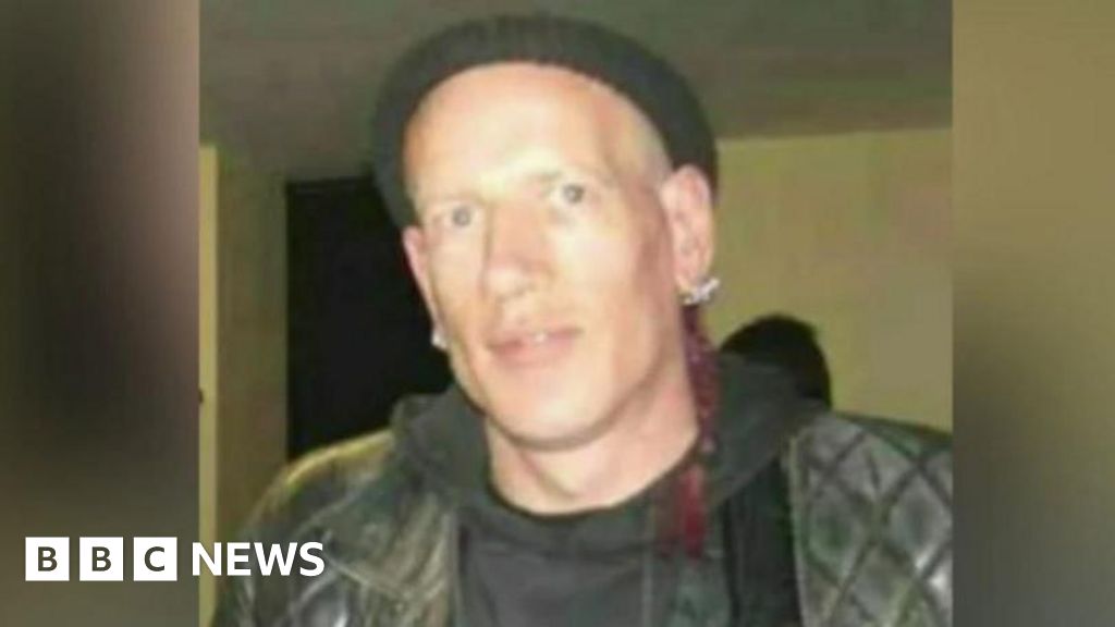 Mulher acusada de assassinato após o homem morre no incêndio em casa
